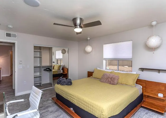 Pool Fire Pit Pets Ensuite Bathrooms * Lake Havasu City
