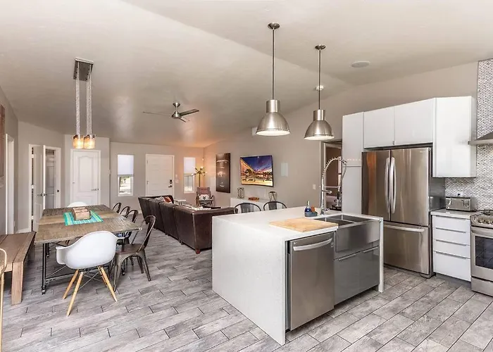 Pool Fire Pit Pets Ensuite Bathrooms * Lake Havasu City